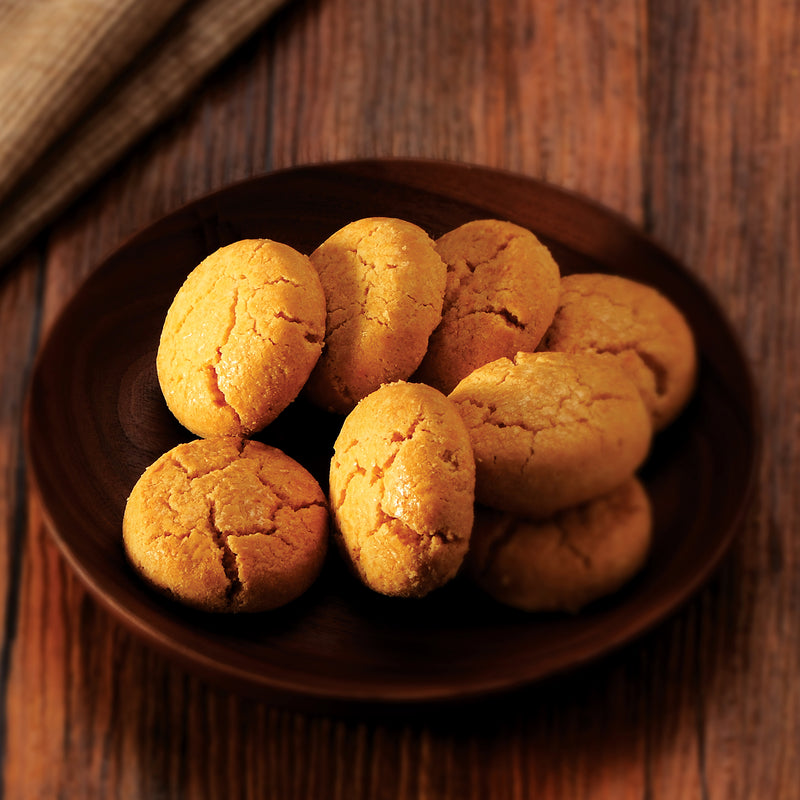 A plate of Wing Wah Original Crispy Cookies on a table.